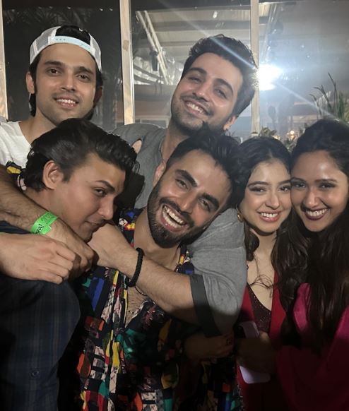 Niti Taylor And Parth Samthaan Celebrate 9 Years Of Kaisi Yeh Yaariaan With Gang; Check Pics 836328