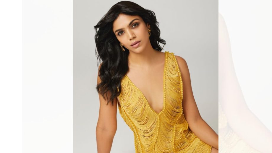 Shriya Pilgaonkar keeps her shine intact in daffodil yellow adorn, see pics 838467