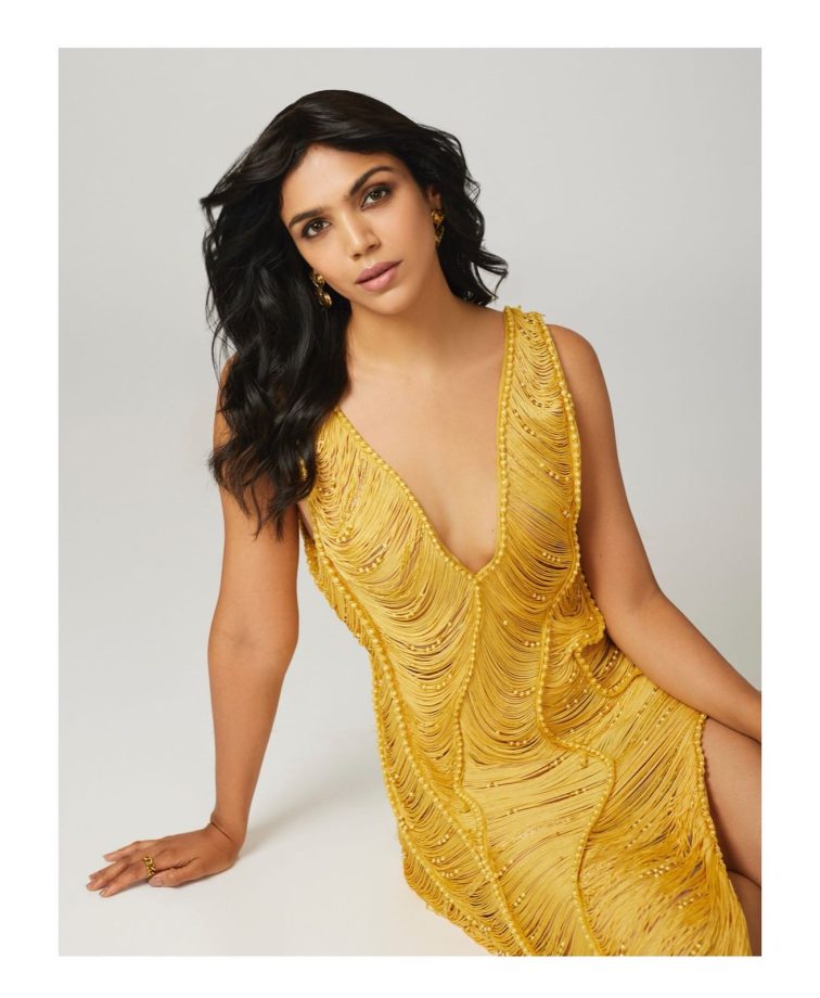 Shriya Pilgaonkar keeps her shine intact in daffodil yellow adorn, see pics 838466