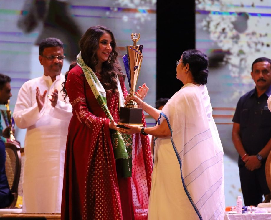 Subhashree Ganguly Receives 'Mahanayak Shomman, Shares Gratitude 837388