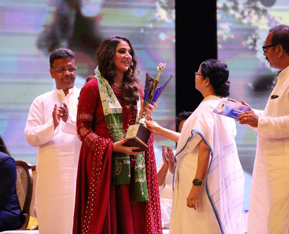 Subhashree Ganguly Receives 'Mahanayak Shomman, Shares Gratitude 837389