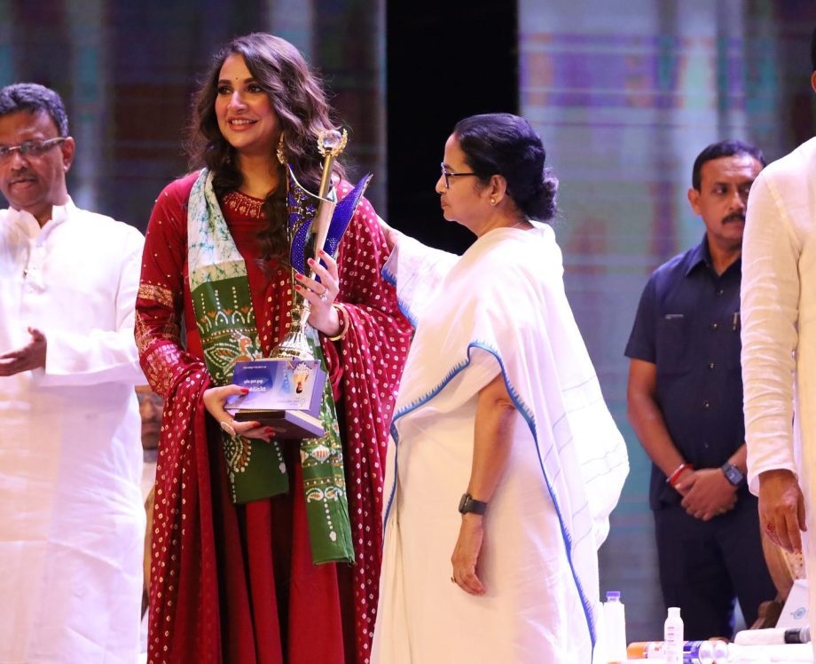 Subhashree Ganguly Receives 'Mahanayak Shomman, Shares Gratitude 837390