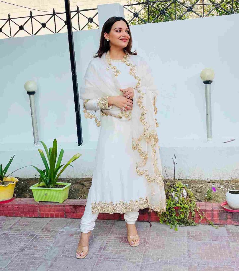 Wow: Himanshi Khurana Goes Divine In White(New Pics Alert) 830635