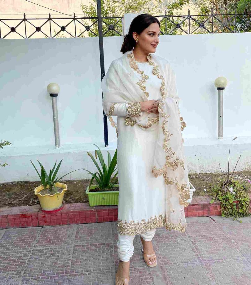 Wow: Himanshi Khurana Goes Divine In White(New Pics Alert) 830637