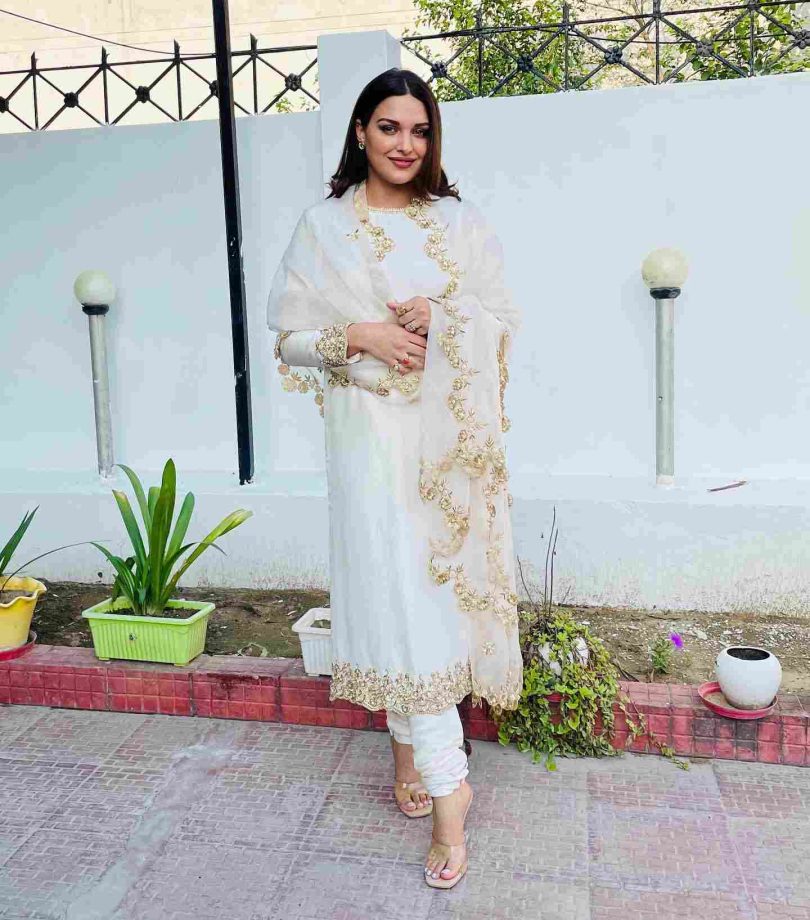 Wow: Himanshi Khurana Goes Divine In White(New Pics Alert) 830638