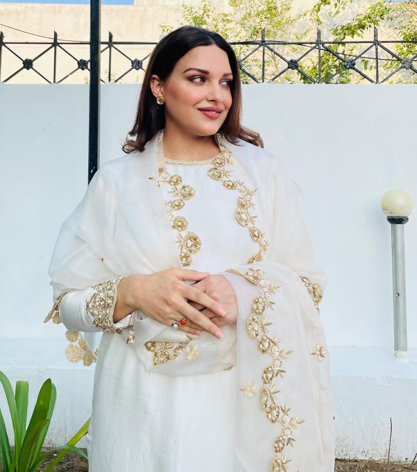 Wow: Himanshi Khurana Goes Divine In White(New Pics Alert) 830631