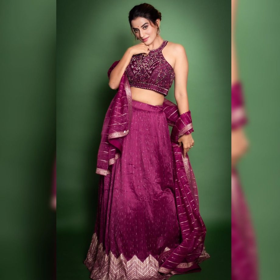 Akshara Singh Flaunts 'Gulabi Glow' Pink Stones Embellished Lehenga 844848