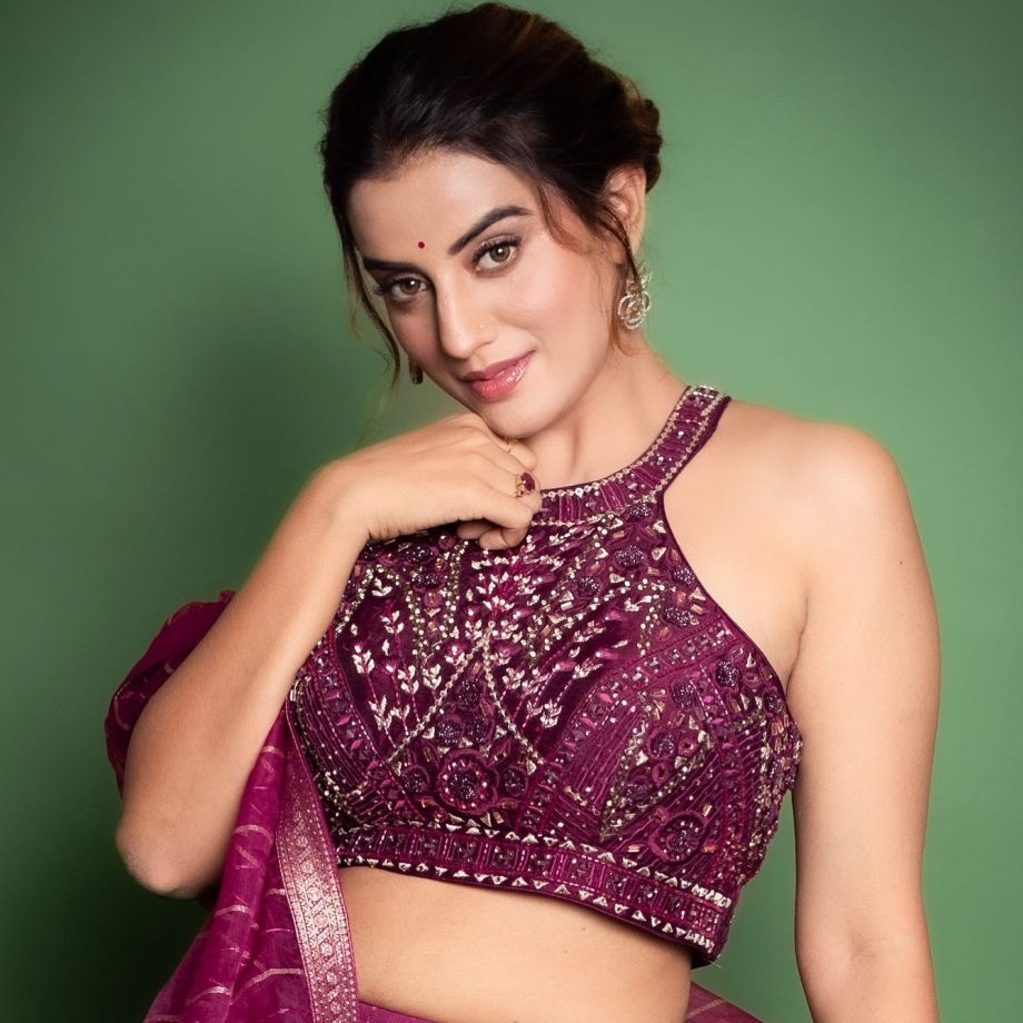 Akshara Singh Flaunts 'Gulabi Glow' Pink Stones Embellished Lehenga 844847