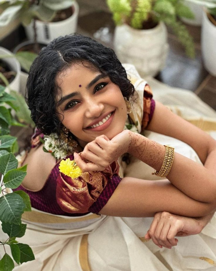 Anupama Parameswaran Celebrates 'Onam' In Traditional South Silk Saree With Jagra Bun 846918