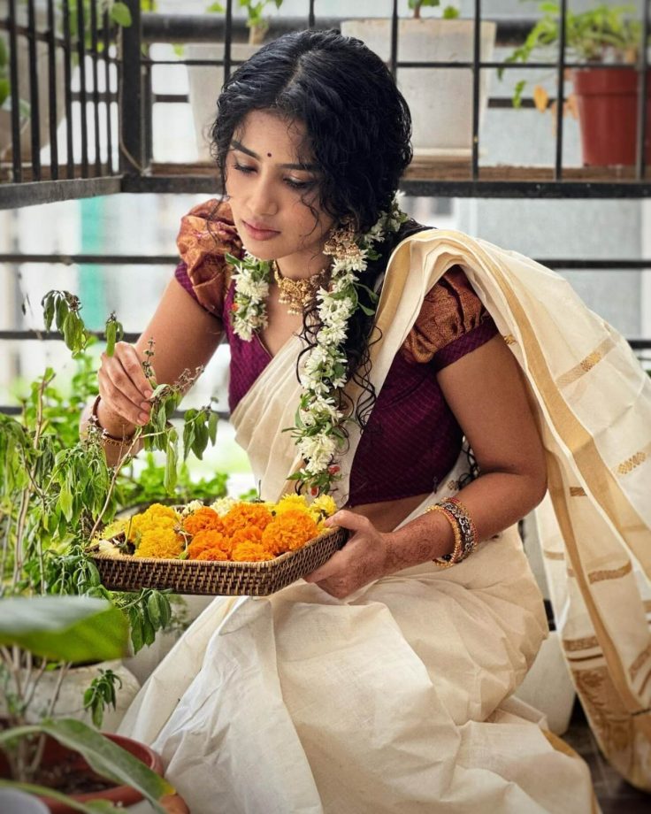 Anupama Parameswaran Celebrates 'Onam' In Traditional South Silk Saree With Jagra Bun 846921