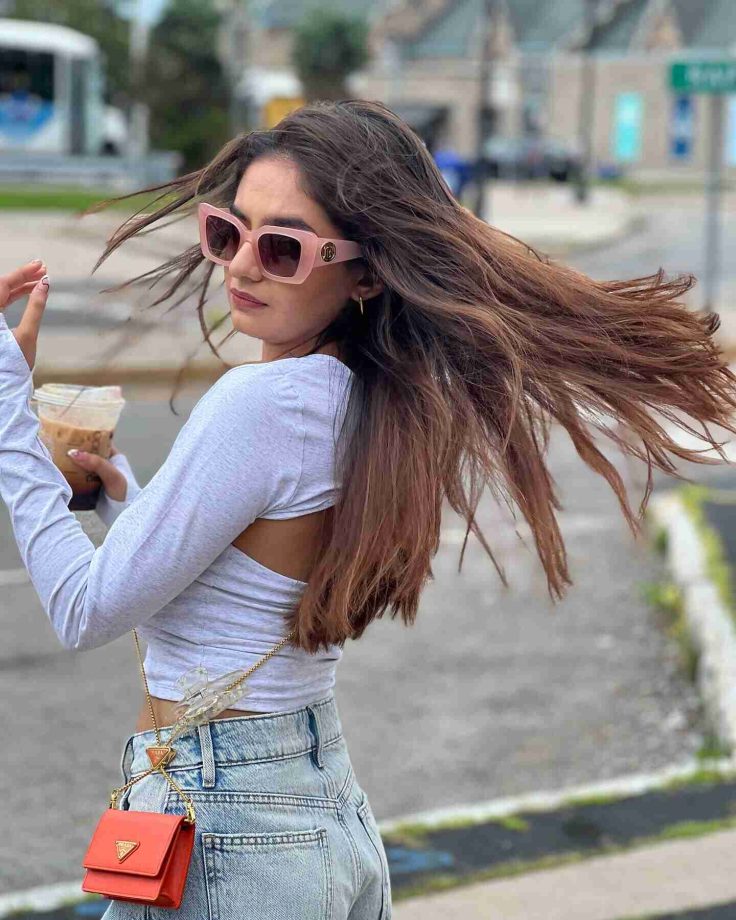 Anushka Sen Flaunts Curves In Preppy Tube Top And Denim Shorts 843781