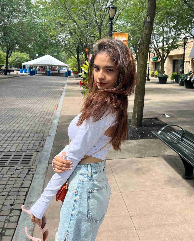 Anushka Sen Flaunts Curves In Preppy Tube Top And Denim Shorts 843784