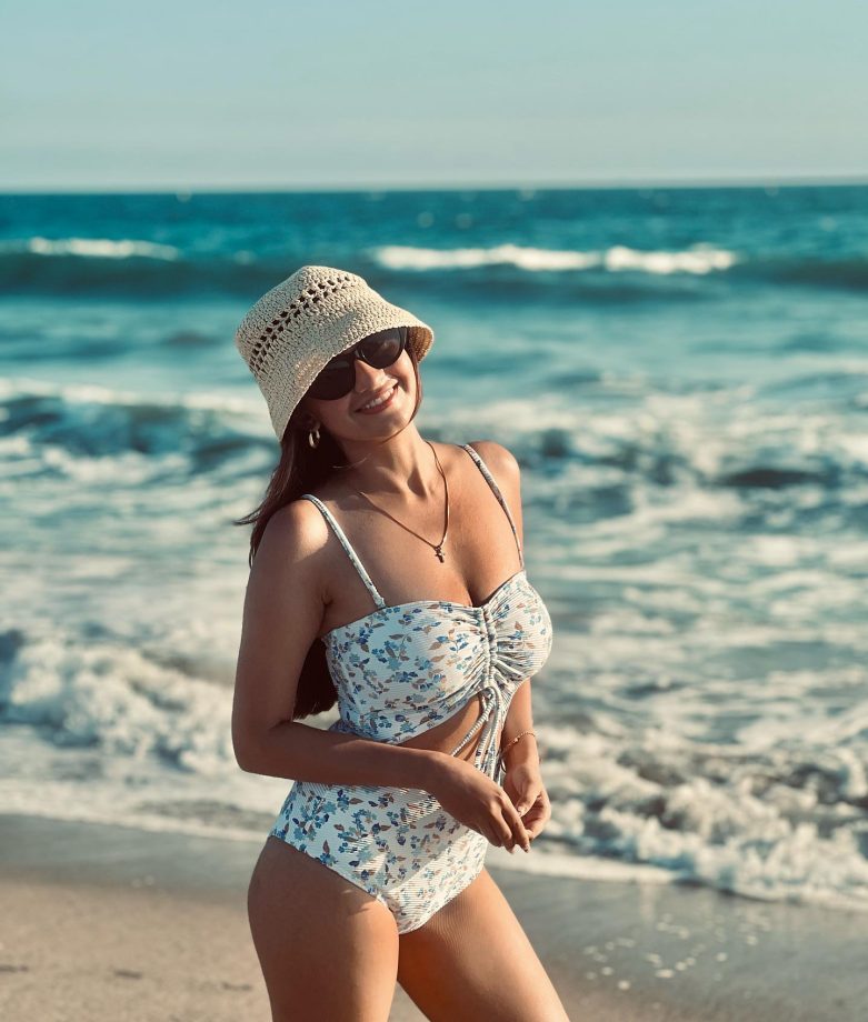 Anushka Sen makes waves in LA: Blue monokini and sun-kissed sass 842608