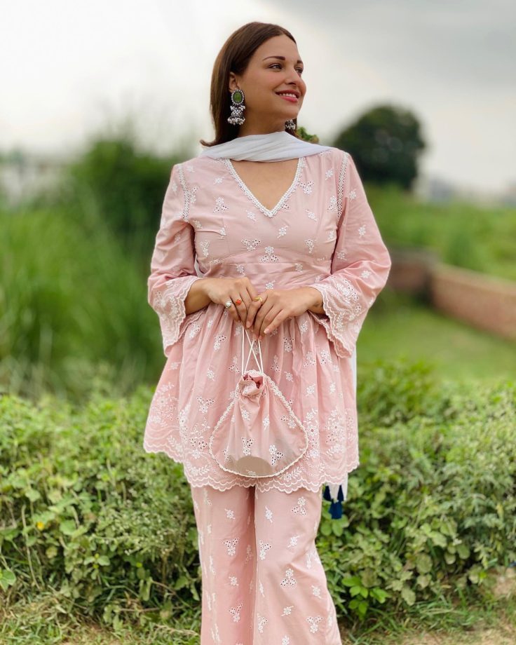 Himanshi Khurana Flaunts 'Punjabi Kudi' Vibes In Chikankari Salwar Suit 842924