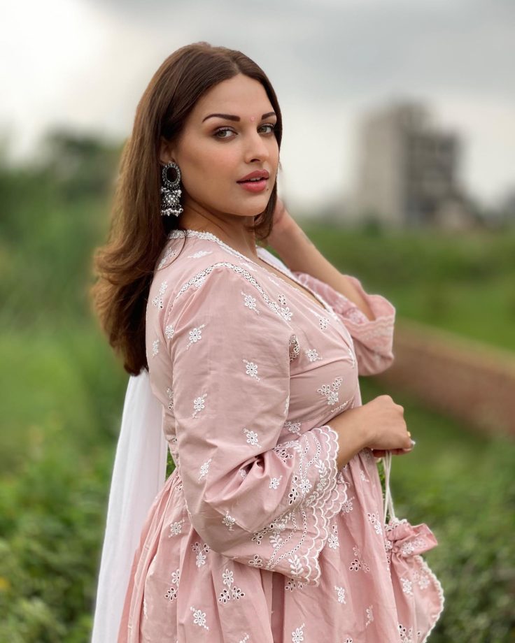 Himanshi Khurana Flaunts 'Punjabi Kudi' Vibes In Chikankari Salwar Suit 842925