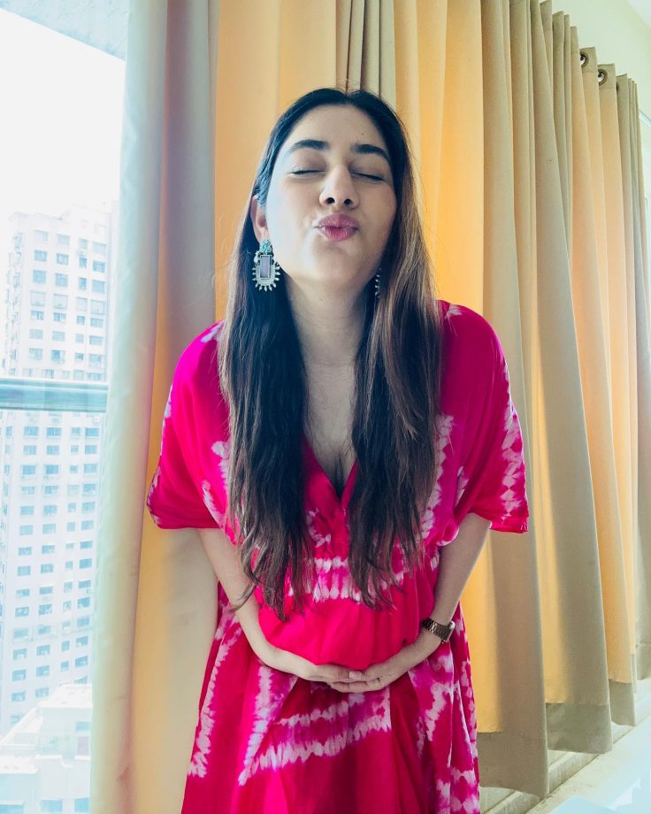 In Pics: Disha Parmar looks Autumn-ready in tie-dye pink maternity kaftan 847580