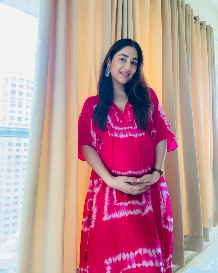 In Pics: Disha Parmar looks Autumn-ready in tie-dye pink maternity kaftan 847582