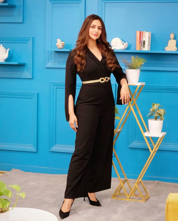 In Pics: Divyanka Tripathi glams up like boss in black jumpsuit 841960