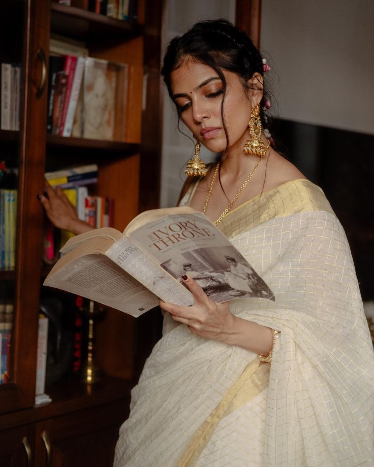 In Pics: Malavika Mohanan's Never-Ending Affair With Kasavu Silk Saree 847499