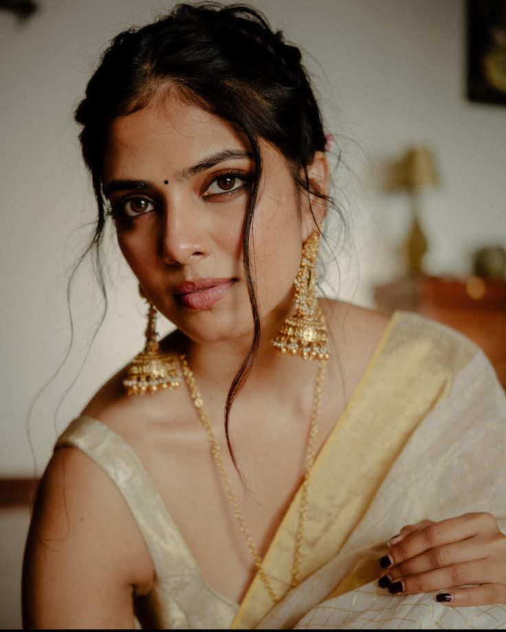 In Pics: Malavika Mohanan's Never-Ending Affair With Kasavu Silk Saree 847500