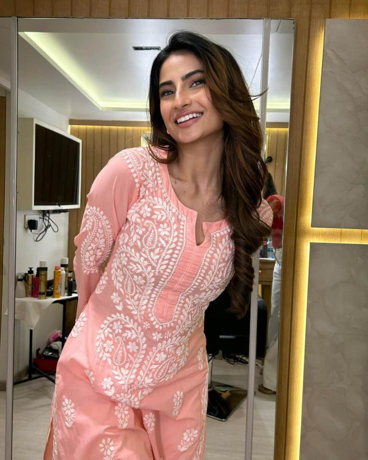 In Pics: Palak Tiwari keeps it casual in chikankari suit 842623