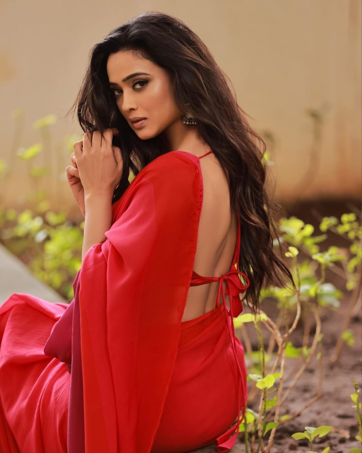 In Pics: Shweta Tiwari exudes glam in red sheer saree 842866