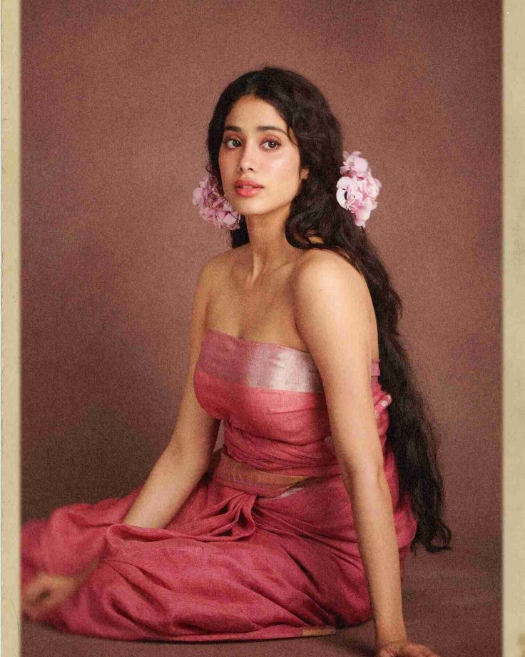 Janhvi Kapoor Exudes Allure In Saree, Caught In Pink Haze 847556