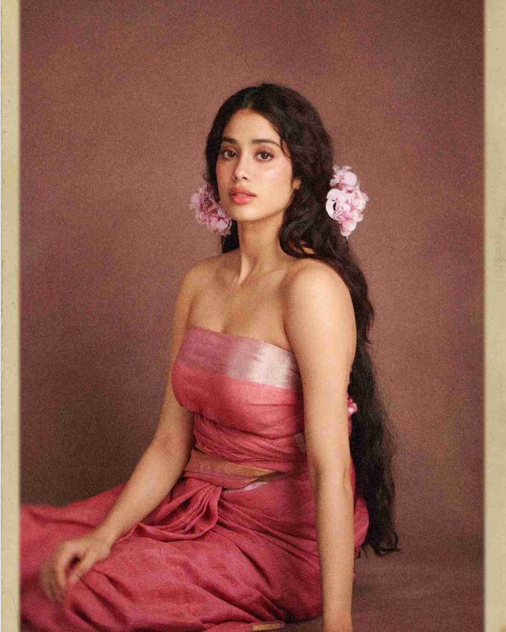 Janhvi Kapoor Exudes Allure In Saree, Caught In Pink Haze 847555