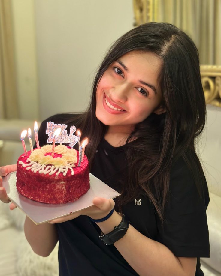 Jannat Zubair Makes Her 22nd Birthday Special With Red Velvet Cake, See Here 846771