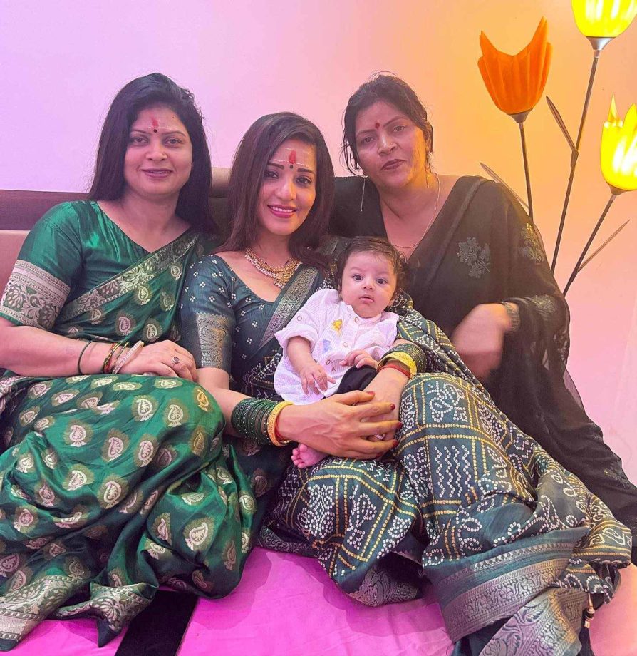 Monalisa Looks Magical In Saree, Poses With Family 840889