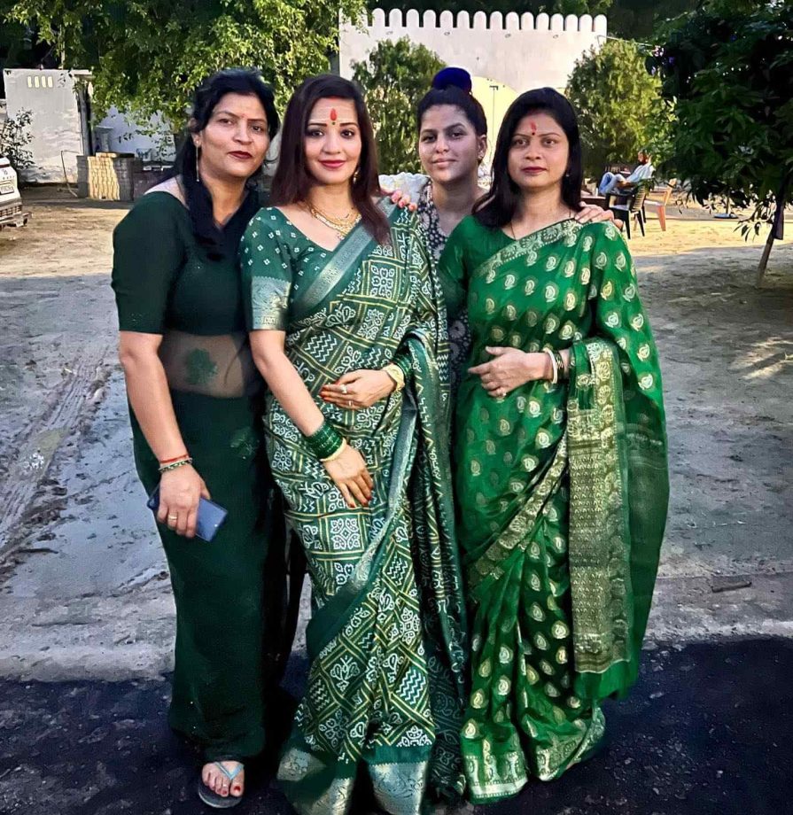 Monalisa Looks Magical In Saree, Poses With Family 840890