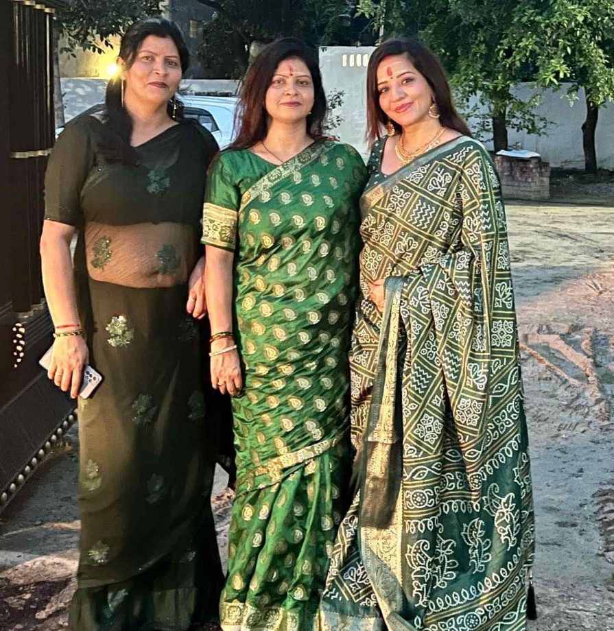 Monalisa Looks Magical In Saree, Poses With Family 840891