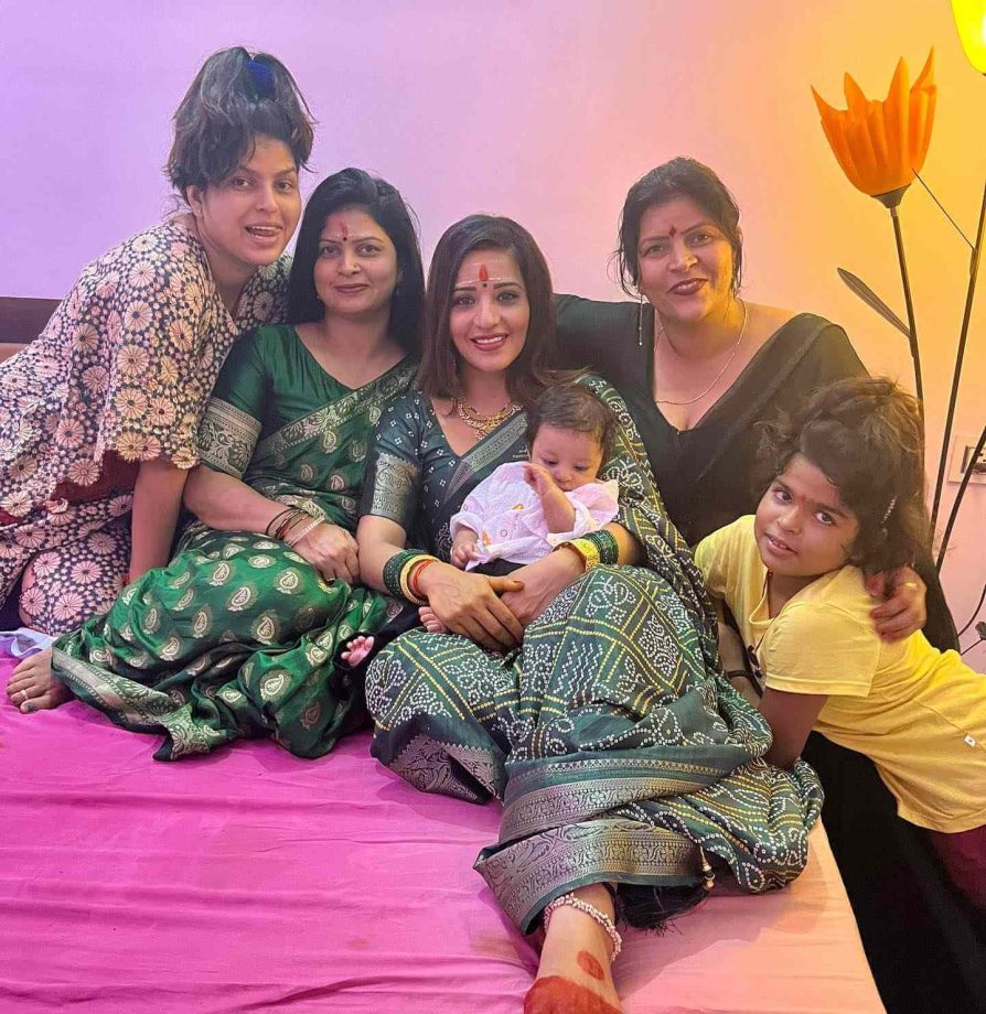 Monalisa Looks Magical In Saree, Poses With Family 840892