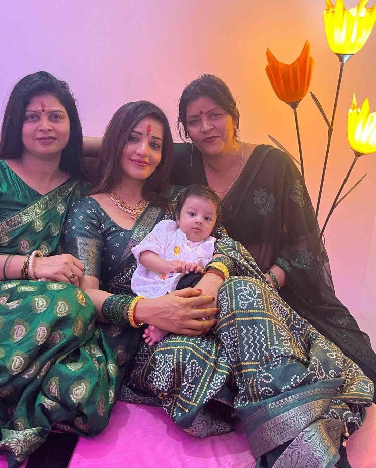 Monalisa Looks Magical In Saree, Poses With Family 840893