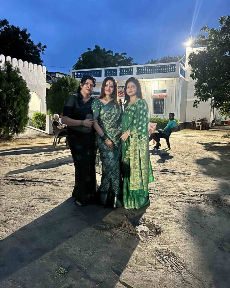 Monalisa Looks Magical In Saree, Poses With Family 840887