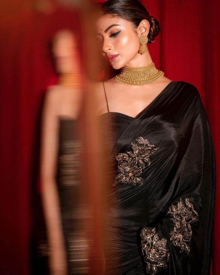 Mouni Roy Stuns In Black Silk Saree, Disha Patani Reacts 844580