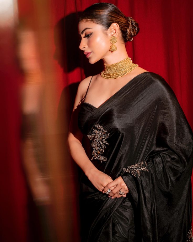 Mouni Roy Stuns In Black Silk Saree, Disha Patani Reacts 844581