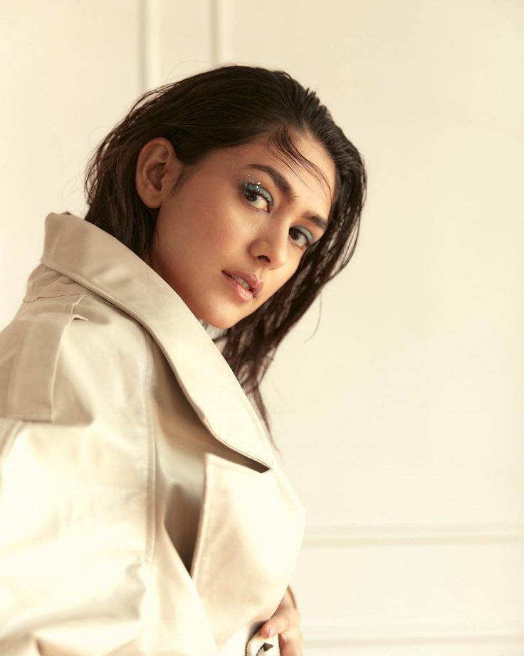 Mrunal Thakur is redefining elegance in beige blazer and blue bralette, see pics 846670