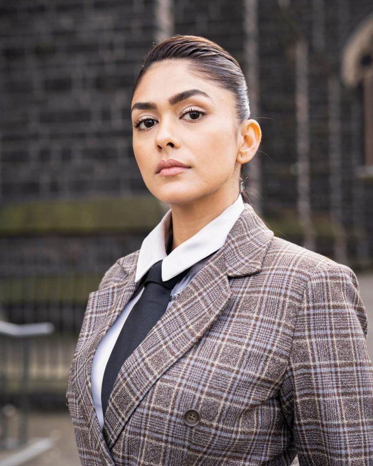 Mrunal Thakur prompts boss glam in checkered suit, see pics 842295