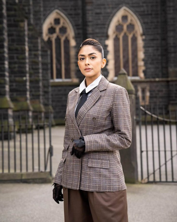 Mrunal Thakur prompts boss glam in checkered suit, see pics 842298