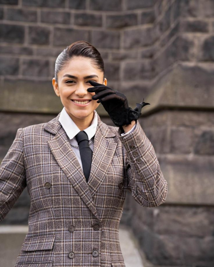 Mrunal Thakur prompts boss glam in checkered suit, see pics 842299