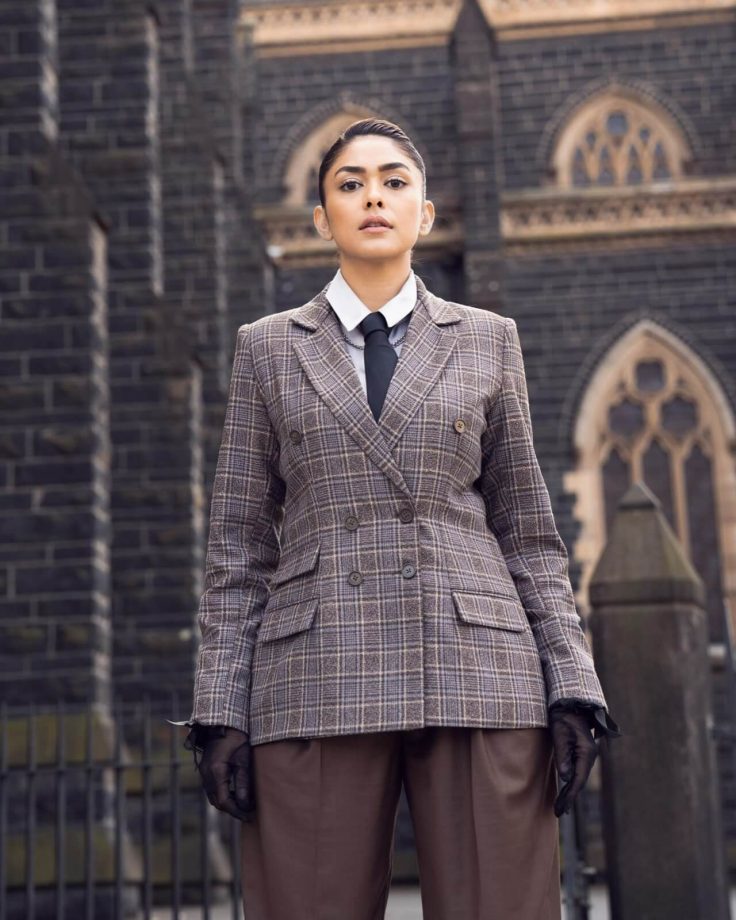 Mrunal Thakur prompts boss glam in checkered suit, see pics 842300