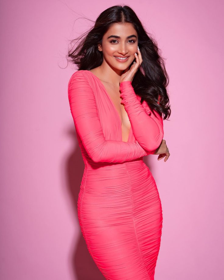 Pooja Hedge Turns Barbie In Plunging Neckline Bodycon; Flaunts Hourglass Figure 840872