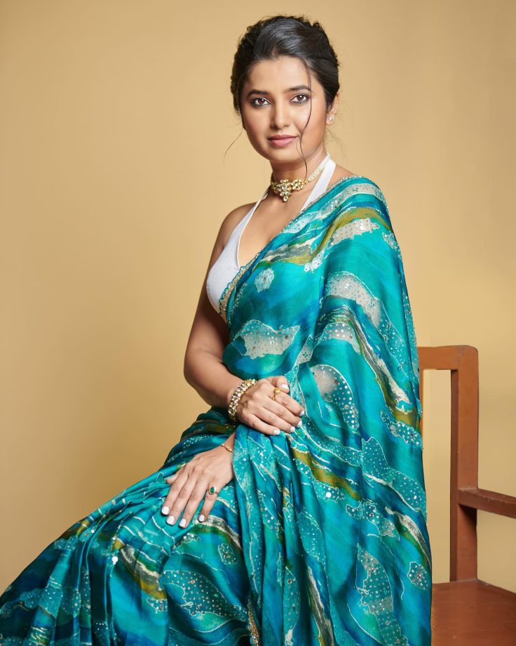 Prajaktta Mali Looks Magical In Blue Saree And White Halter Neck Blouse 845386