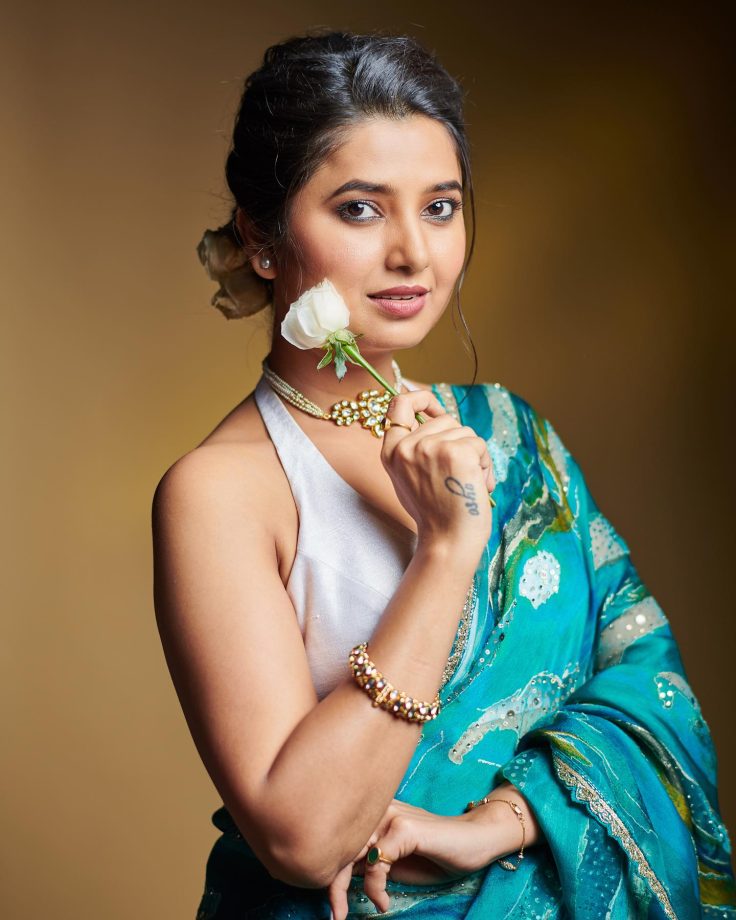 Prajaktta Mali Looks Magical In Blue Saree And White Halter Neck Blouse 845384