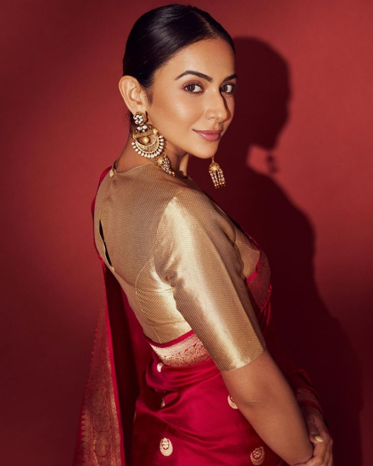 Rakul Preet Singh blows saree siren in red ‘Chand Buta’ Varanasi silk 845625