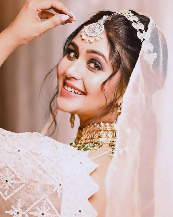 Ritabhari Chakraborty looks straight out of fairytale in white lehenga, see pic 846280