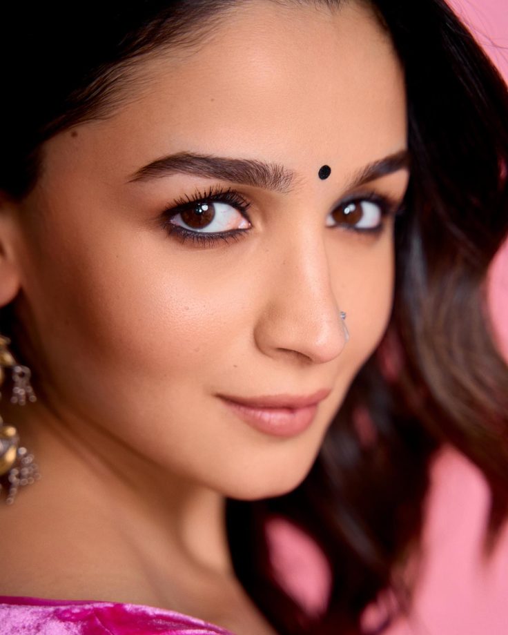 Rocky Aur Rani Ki Prem Kahani fame Alia Bhatt exudes elegance in a pink chiffon saree 840600