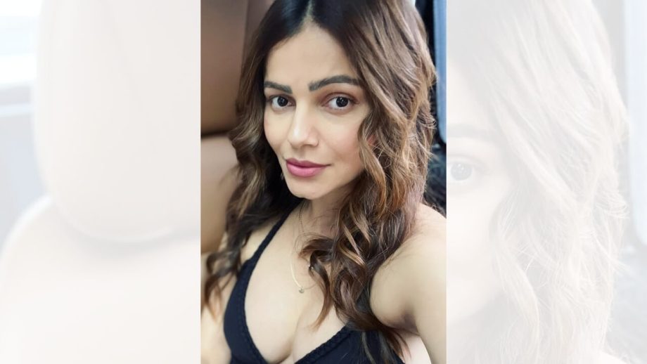 Rubina Dilaik exudes chic glam in black bralette, see pics 843301