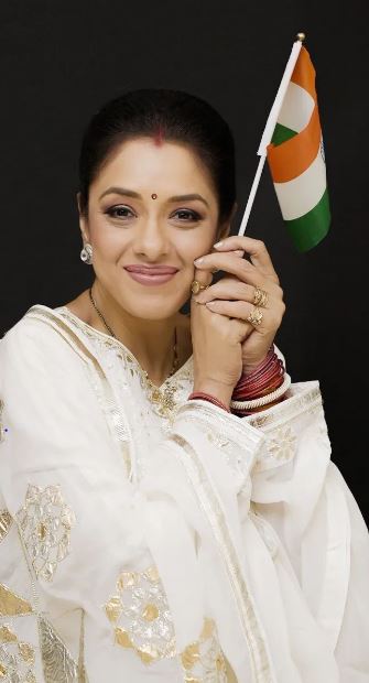 Rupali Ganguly Holds Aloft The Indian Flag; Says Mera Bharat Mahaan 843608